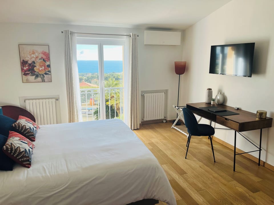 Deluxe Double Room, 1 Queen Bed, Non Smoking, Sea View | Premium bedding, in-room safe, individually decorated, desk