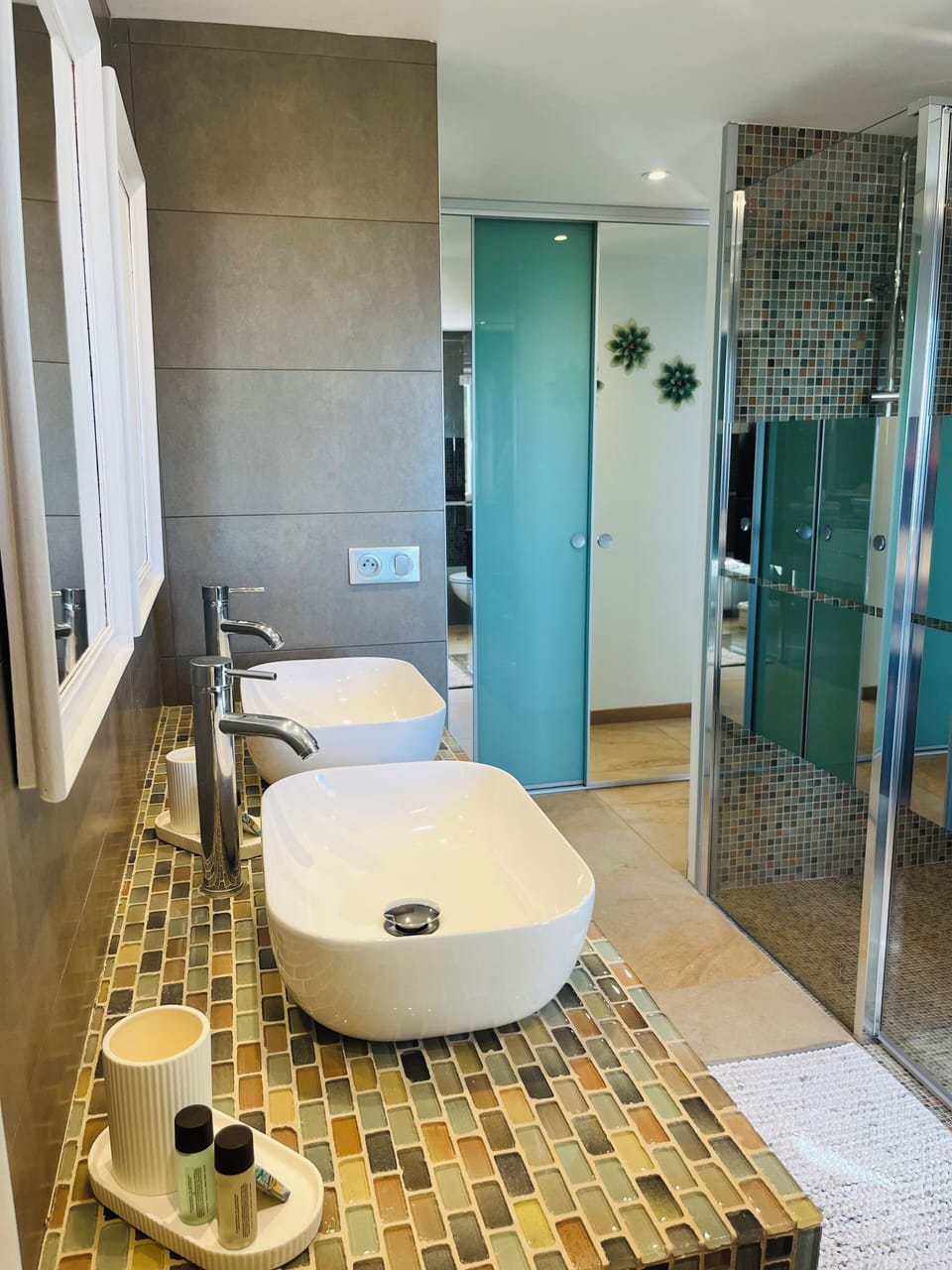 Deluxe Double Room, 1 Queen Bed, Non Smoking, Sea View | Bathroom | Free toiletries, hair dryer, towels