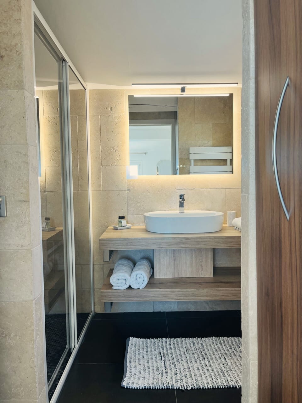 Superior Double Room, 1 Bedroom, Sea View | Bathroom | Free toiletries, hair dryer, towels