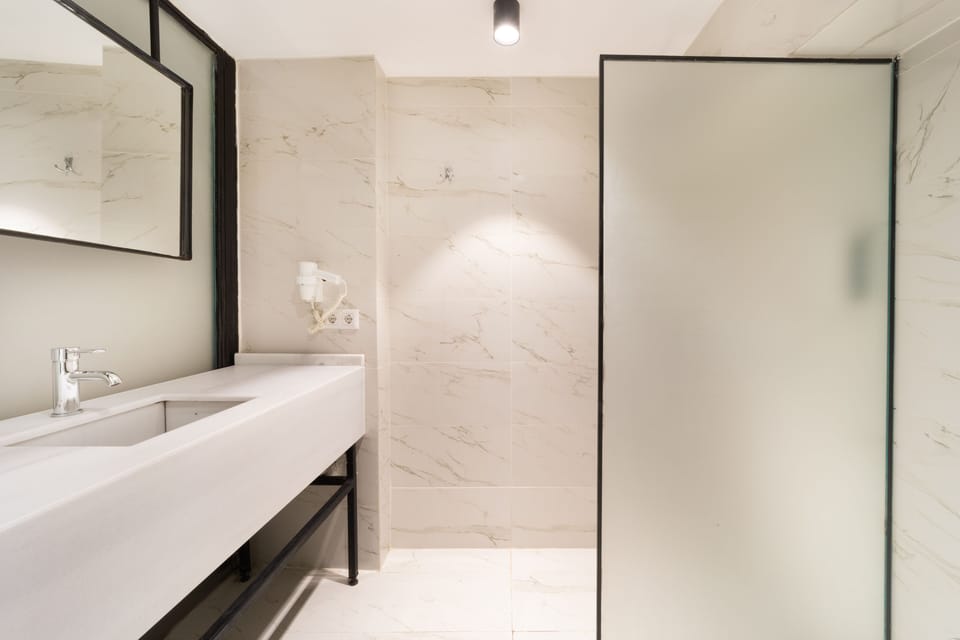 Comfort Triple Room | Bathroom | Shower, rainfall showerhead, free toiletries, hair dryer