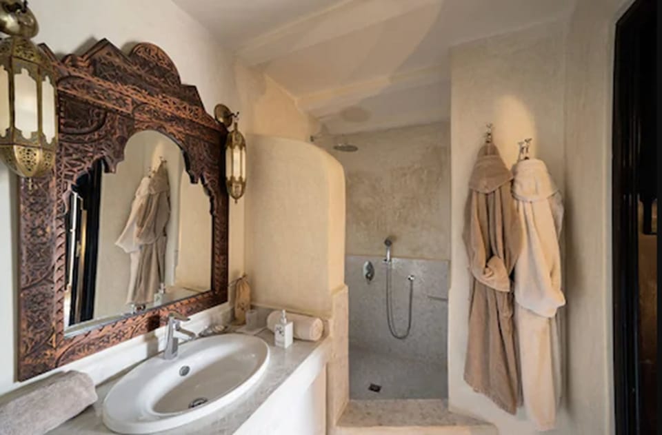 Deluxe Room | Bathroom | Free toiletries, hair dryer, bathrobes, slippers
