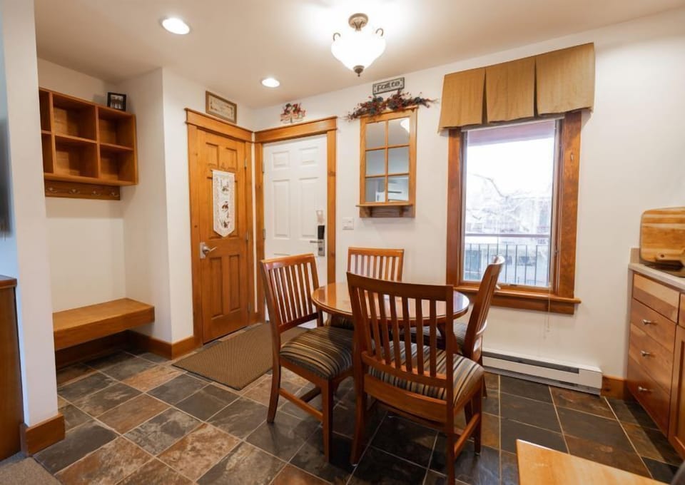 Condo, 1 Queen Bed with Sofa bed | In-room dining