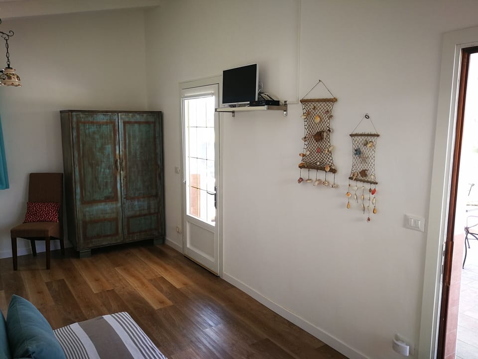 Family Cottage, 1 Bedroom, Accessible, Garden View (Romeo) | Blackout drapes, iron/ironing board, free WiFi, bed sheets