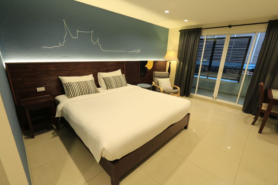 Deluxe Double Room | Desk, laptop workspace, blackout drapes, free WiFi