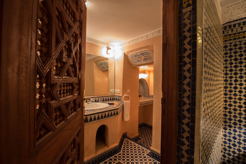 Deluxe Room | Bathroom sink