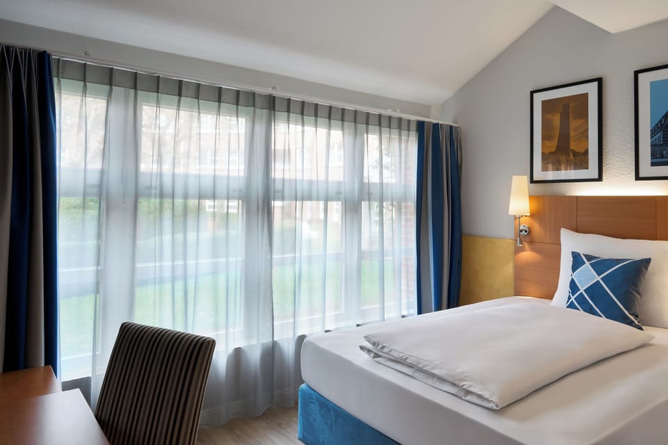 Standard Room, 1 Double Bed | In-room safe, desk, blackout drapes, iron/ironing board