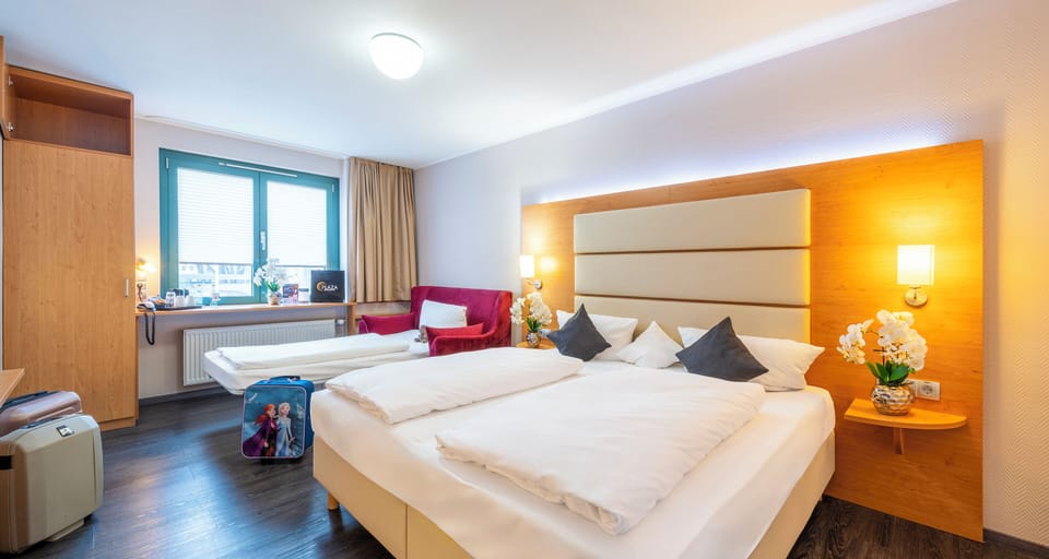 Comfort Triple Room | Desk, laptop workspace, blackout drapes, soundproofing