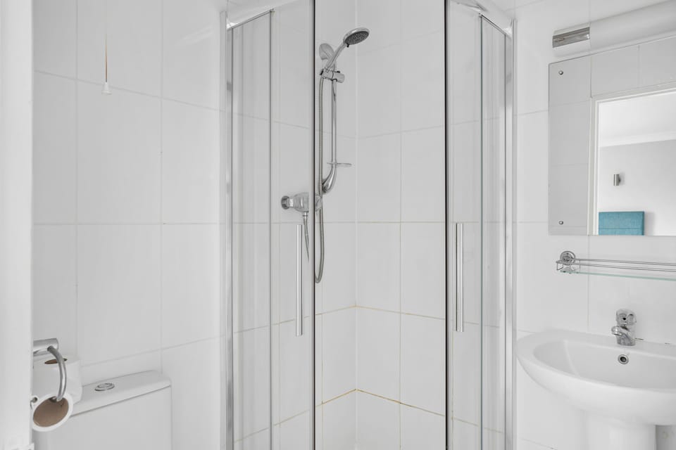 Twin Room, Ensuite | Bathroom | Shower, hair dryer, towels