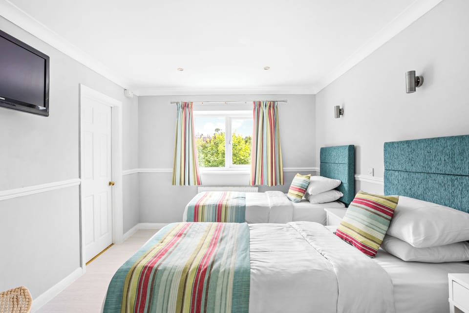 Twin Room, Ensuite | Free WiFi, bed sheets