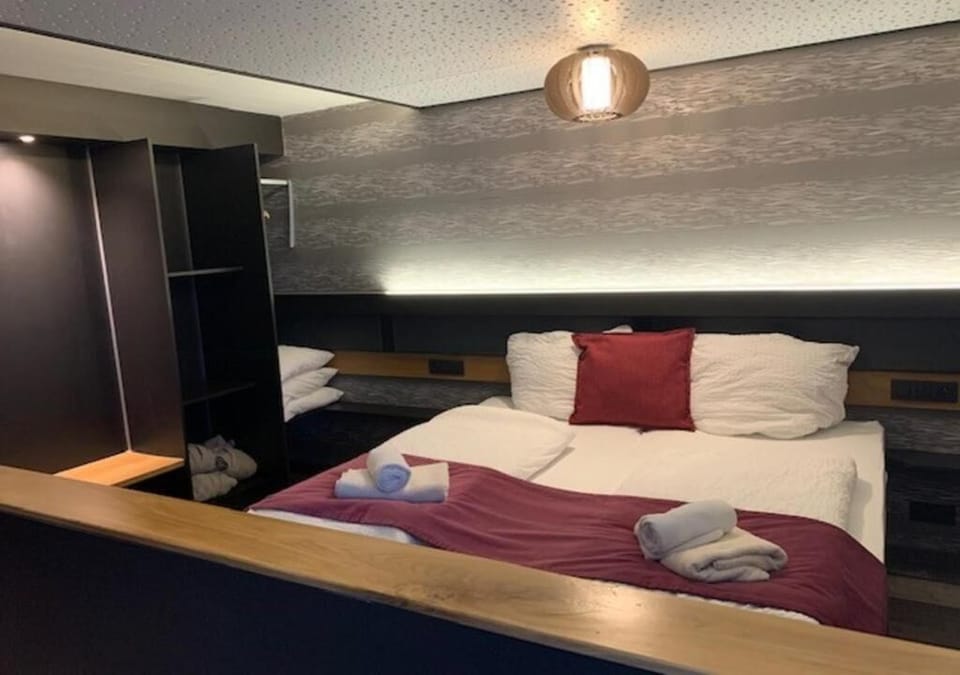 Standard Twin Room | 1 bedroom, desk, cribs/infant beds, rollaway beds