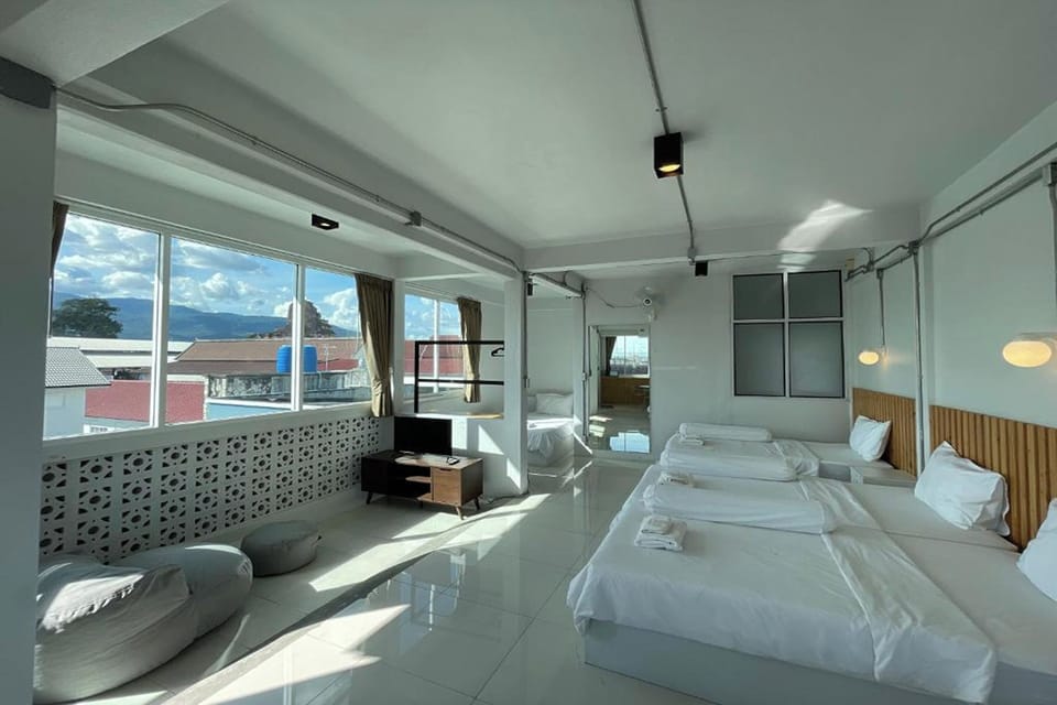 Family Studio Suite | Minibar, individually decorated, individually furnished, desk