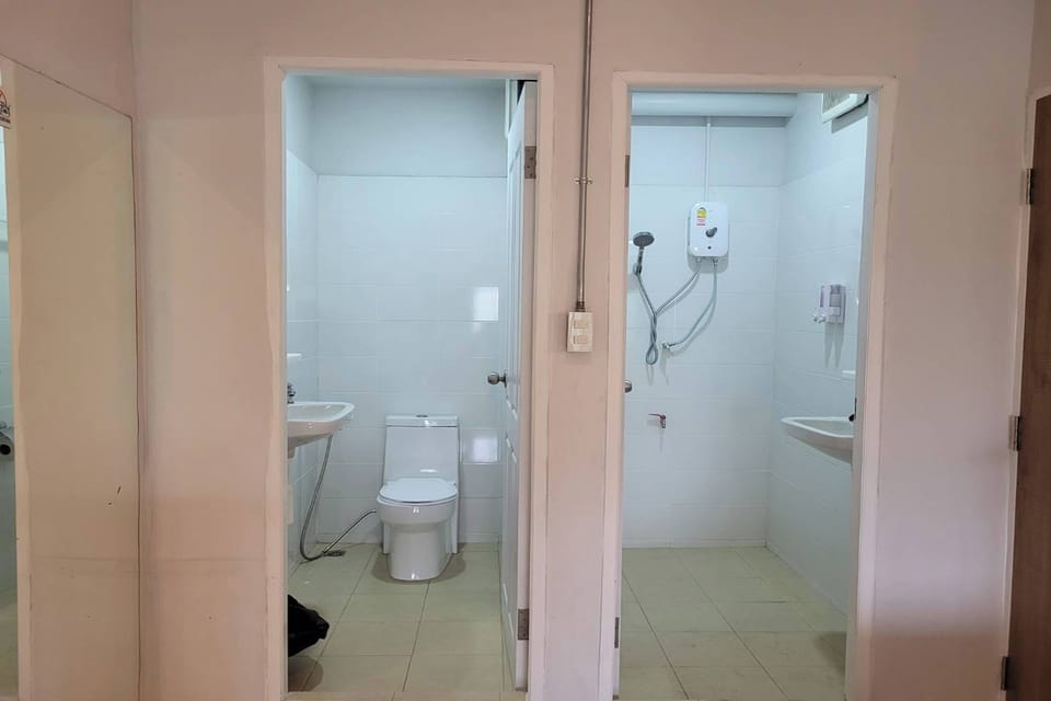 Quadruple Room | Bathroom | Shower, rainfall showerhead, free toiletries, hair dryer
