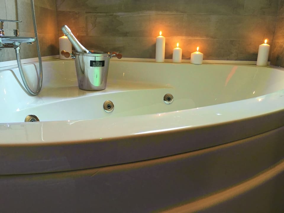 Junior Suite, Jetted Tub | Jetted tub