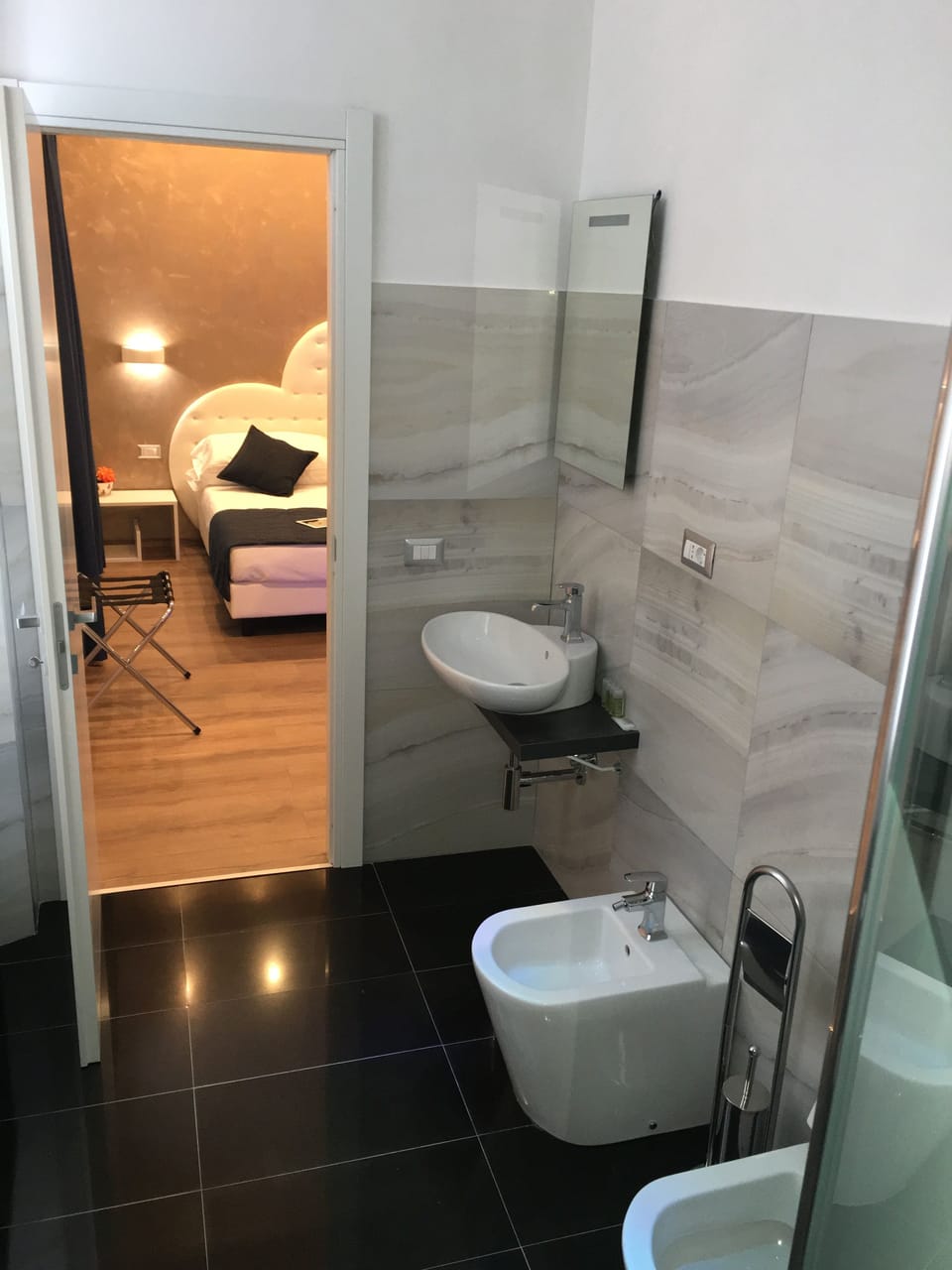 Superior Room | Bathroom | Shower, free toiletries, hair dryer, slippers