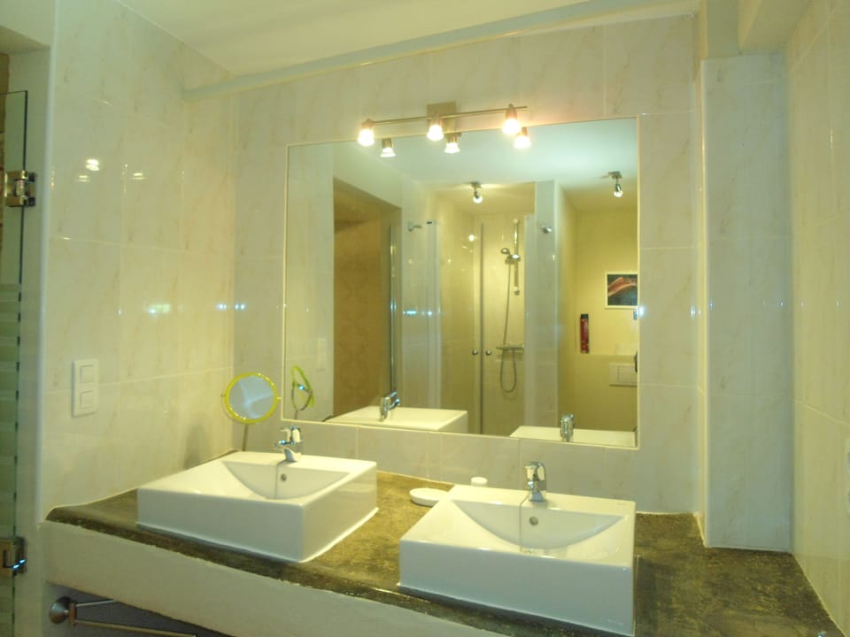 Comfort Suite, Ensuite | Bathroom sink