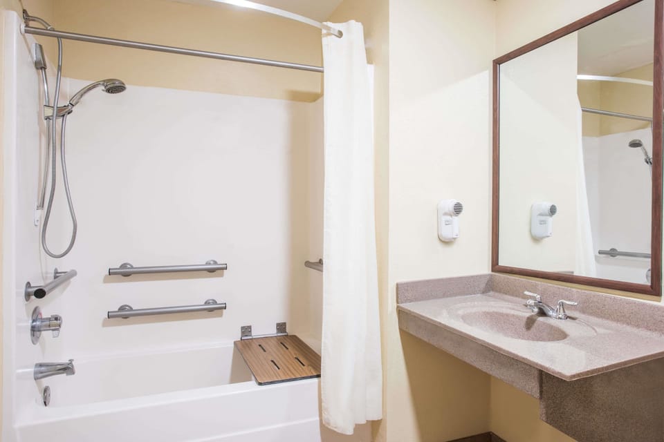 Days Inn by Wyndham Abbeville Hotel in Abbeville