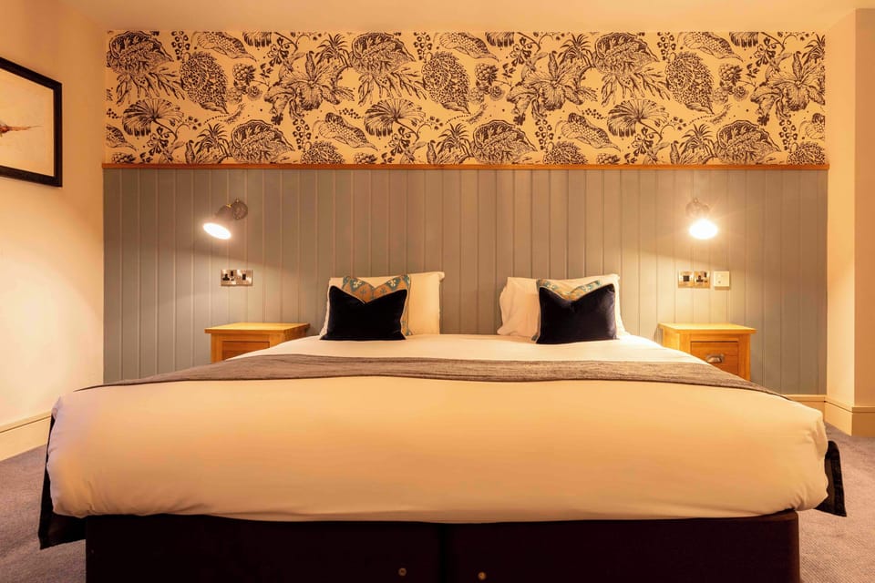 Accessible Double | Desk, free WiFi, bed sheets, wheelchair access
