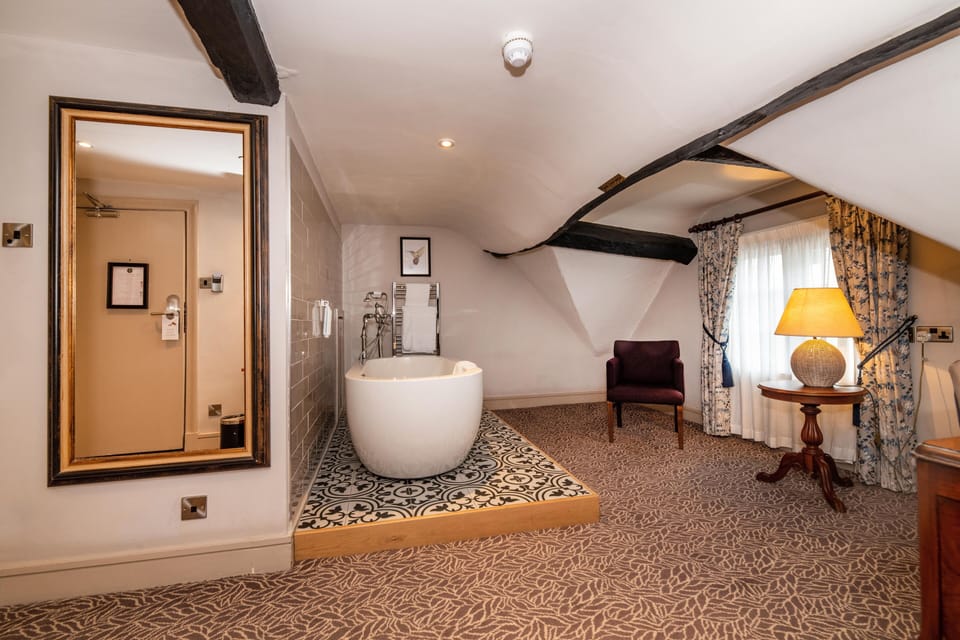 Superior Room | Bathroom | Hair dryer, towels