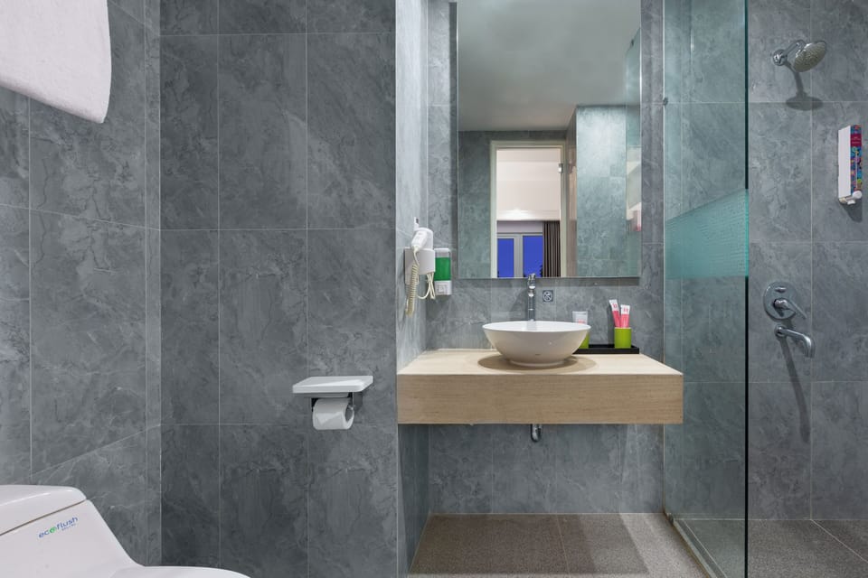 Premier Room | Bathroom | Free toiletries, hair dryer, slippers, bidet