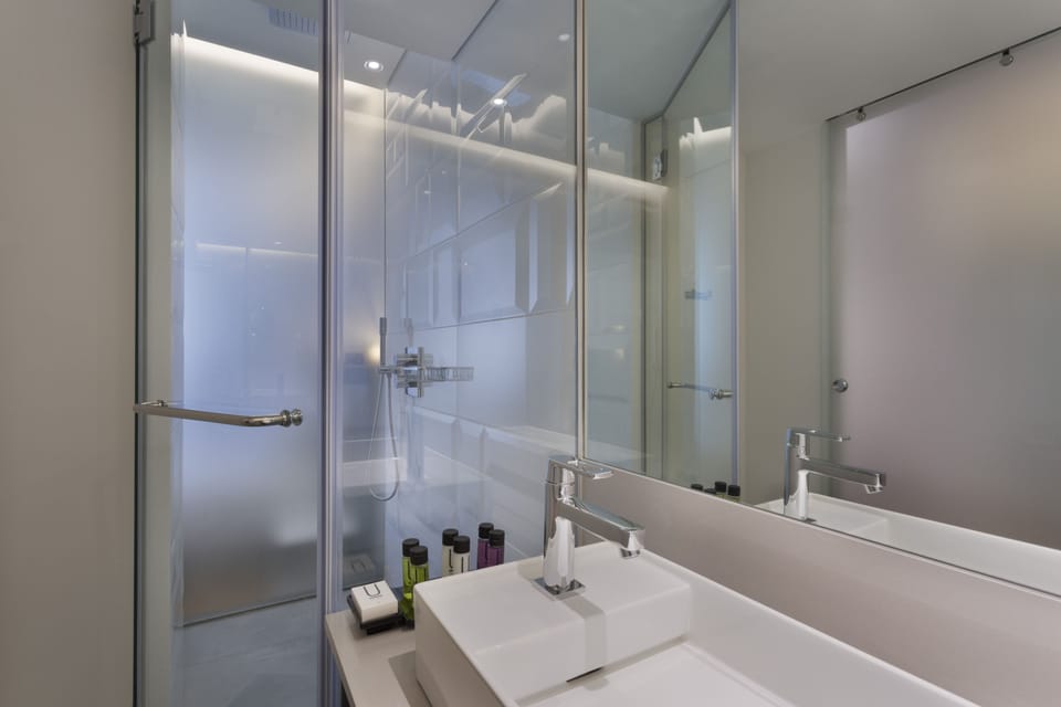 Superior Room | Bathroom | Shower, free toiletries, hair dryer, bathrobes