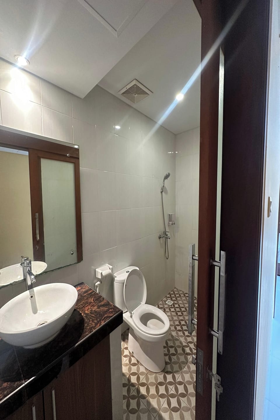 Shower, free toiletries, towels