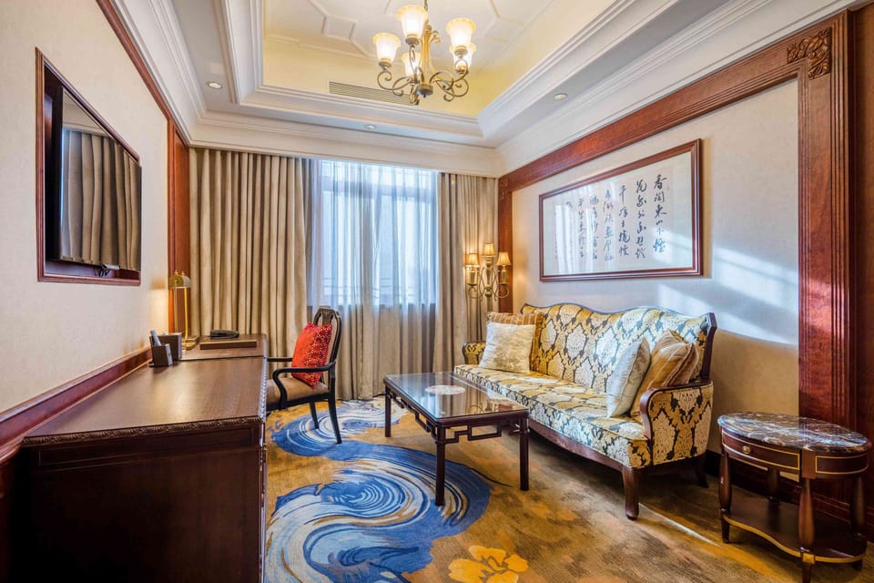 Suite, Garden View | Premium bedding, minibar, in-room safe, desk