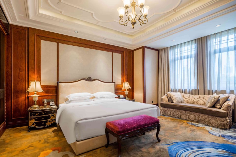 Shanghai Grand King Room | Premium bedding, minibar, in-room safe, desk
