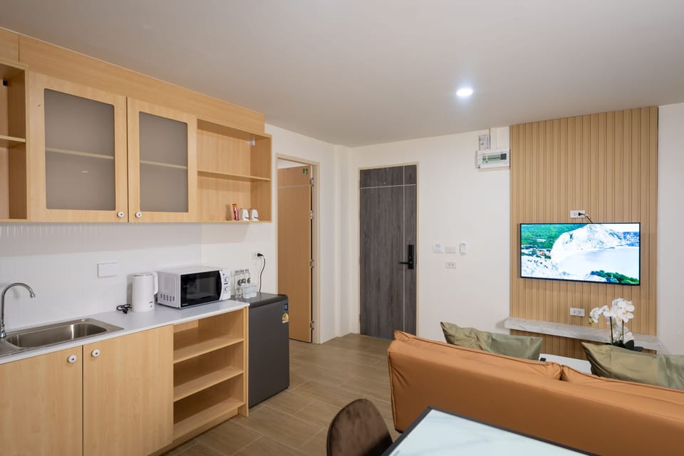 Suite | Living area | 32-inch Smart TV with cable channels