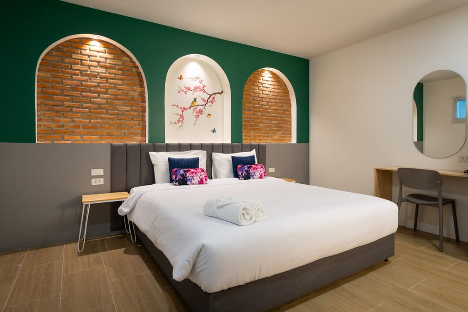 Suite | Desk, free WiFi, bed sheets
