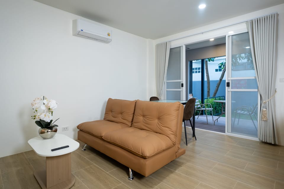 Suite | Living area | 32-inch Smart TV with cable channels