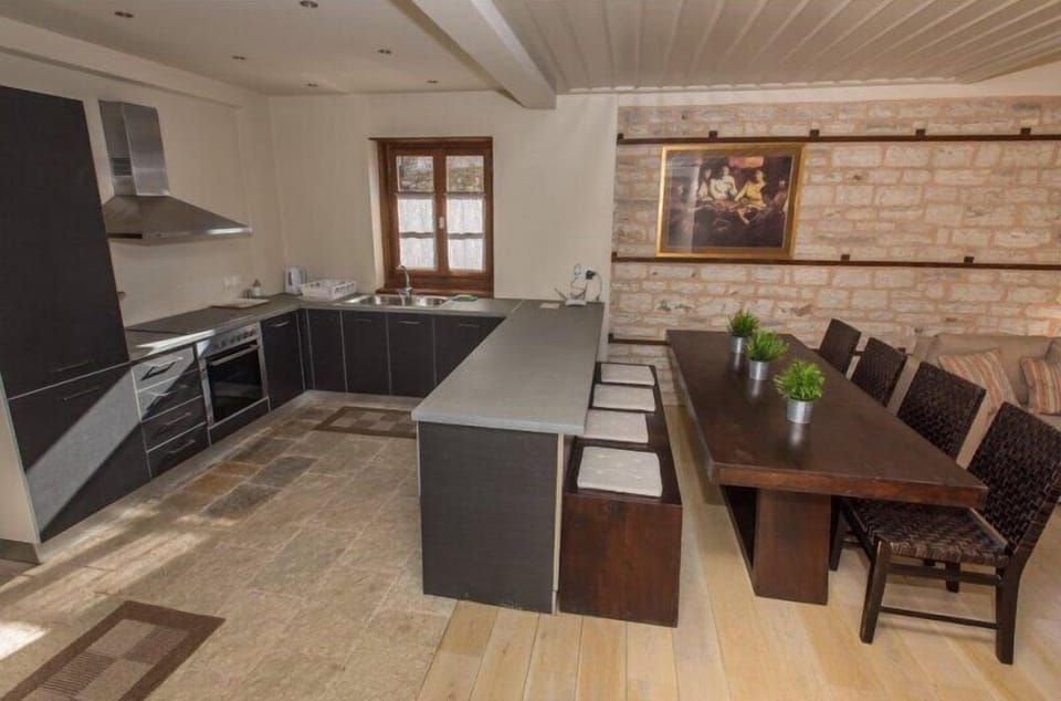 Traditional Apartment, 2 Bedrooms | Private kitchen | Full-size fridge, oven, stovetop, dishwasher