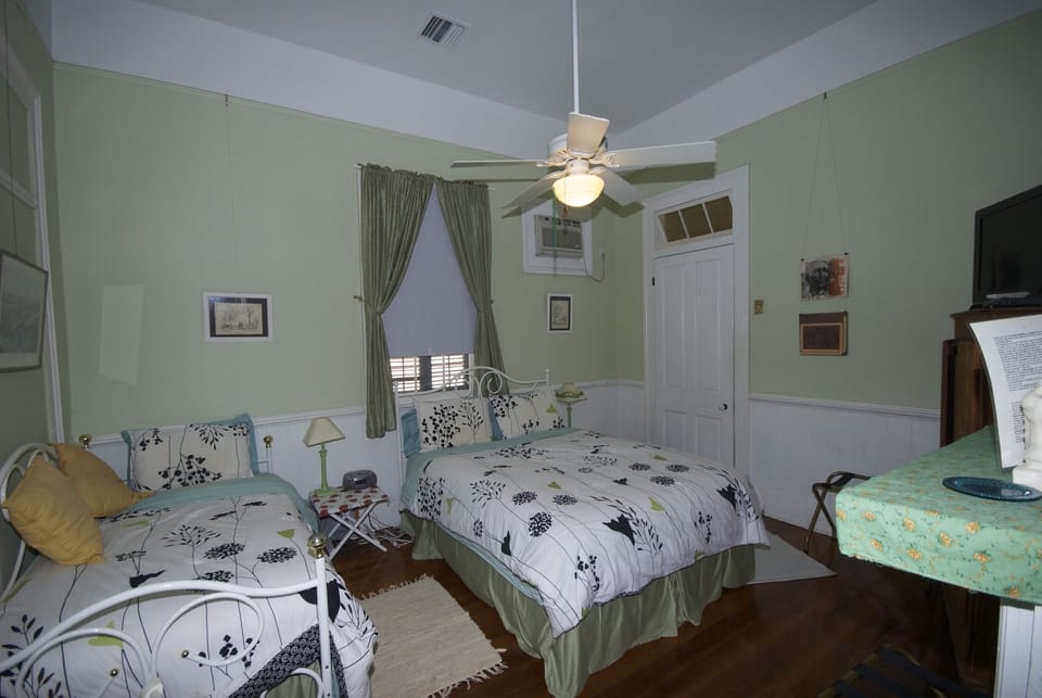 Elite Triple Room, 1 Bedroom, Non Smoking | In-room safe, desk, free WiFi