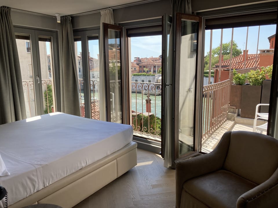 Double Room Grand Canal View | Hypo-allergenic bedding, minibar, in-room safe, desk