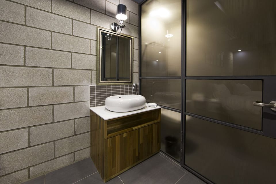 04 Twin room | Bathroom sink