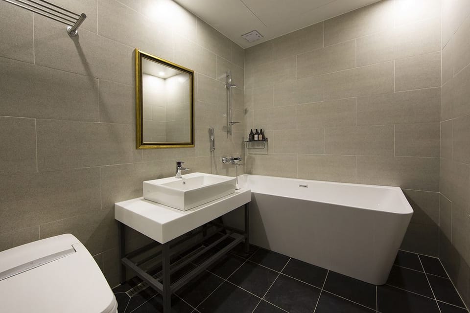 04 Twin room | Bathroom | Free toiletries, hair dryer, bathrobes, slippers