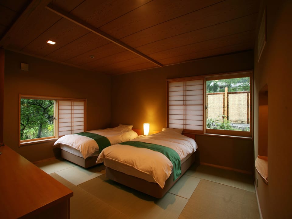 Minibar, in-room safe, bed sheets
