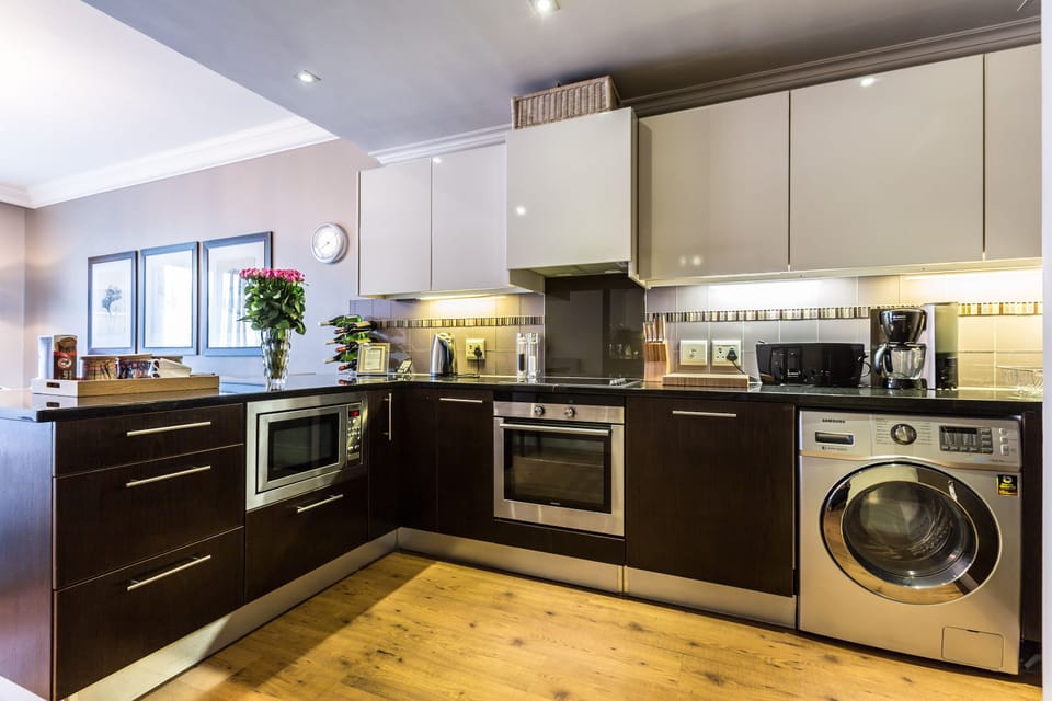 Private kitchen | Full-size fridge, oven, stovetop, electric kettle