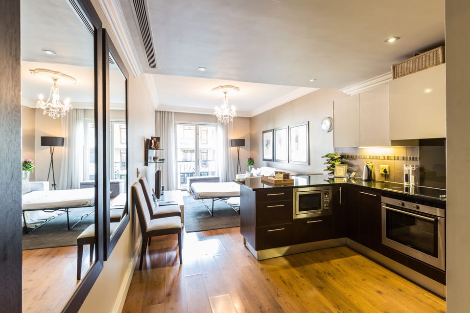 Private kitchen | Full-size fridge, oven, stovetop, electric kettle