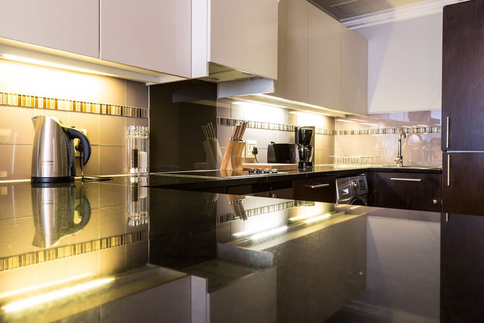 Private kitchen | Full-size fridge, oven, stovetop, electric kettle