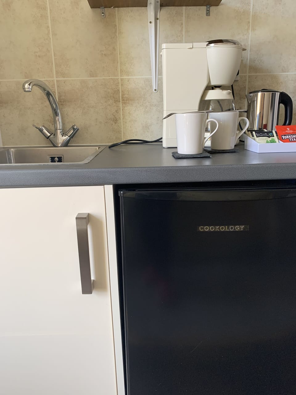 Classic Double Room (Beaumaris) | Private kitchen | Fridge, coffee/tea maker, electric kettle