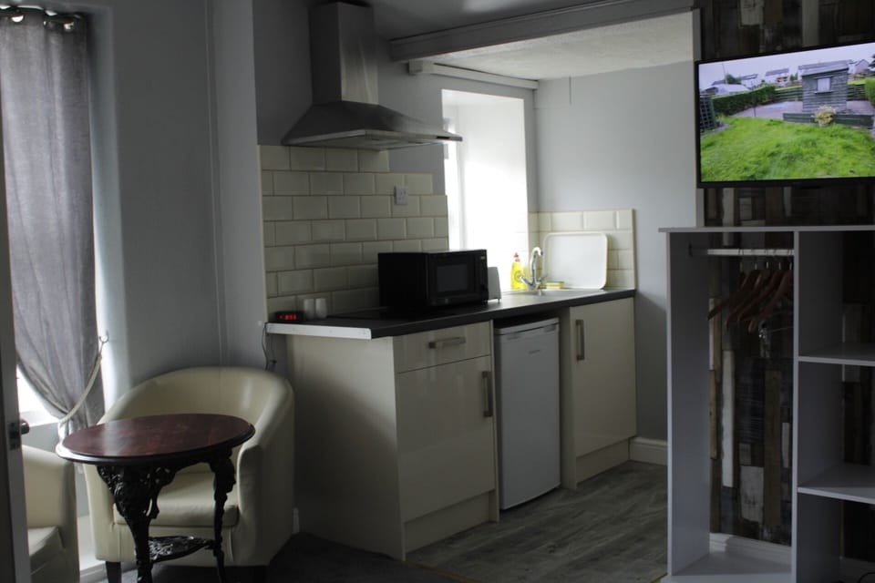 Classic Double Room (Anglesey) | Private kitchen | Fridge, coffee/tea maker, electric kettle