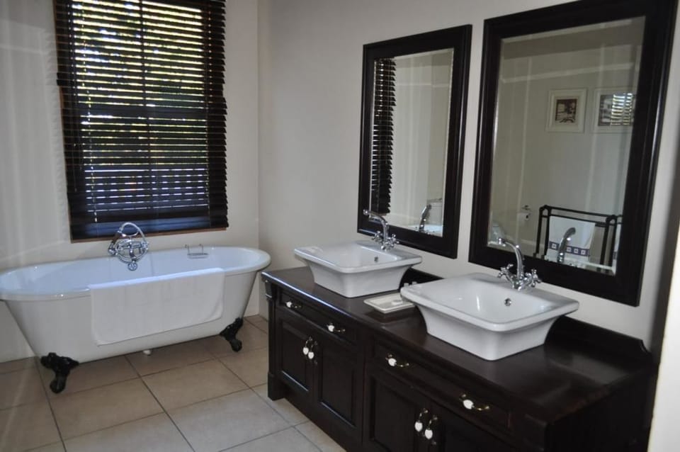 Executive Suite | Bathroom | Towels, soap, shampoo, toilet paper