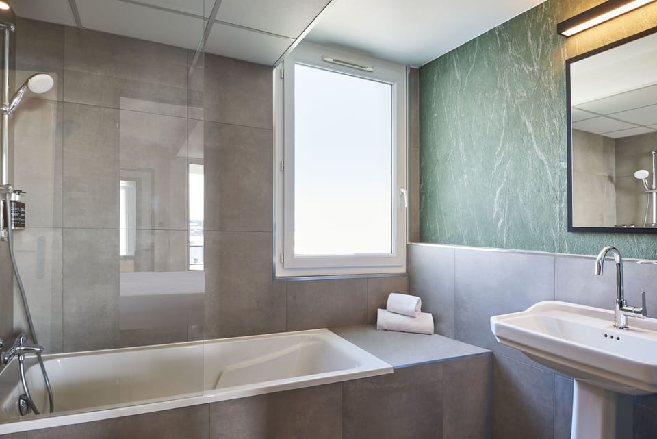 Executive Triple Room | Bathroom | Hair dryer, towels