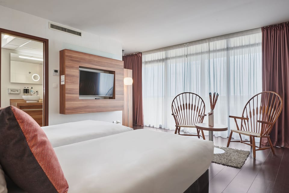 Junior Suite | Premium bedding, desk, soundproofing, iron/ironing board