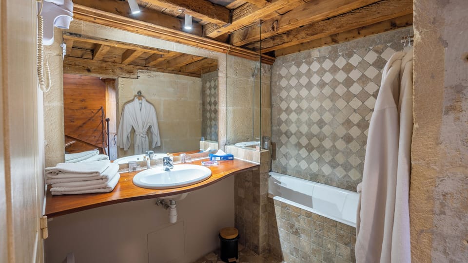 Suite Junior, 1 lit double, vue sur la ville (Belvédère) Panoramique | Bathroom | Free toiletries, hair dryer, towels, soap