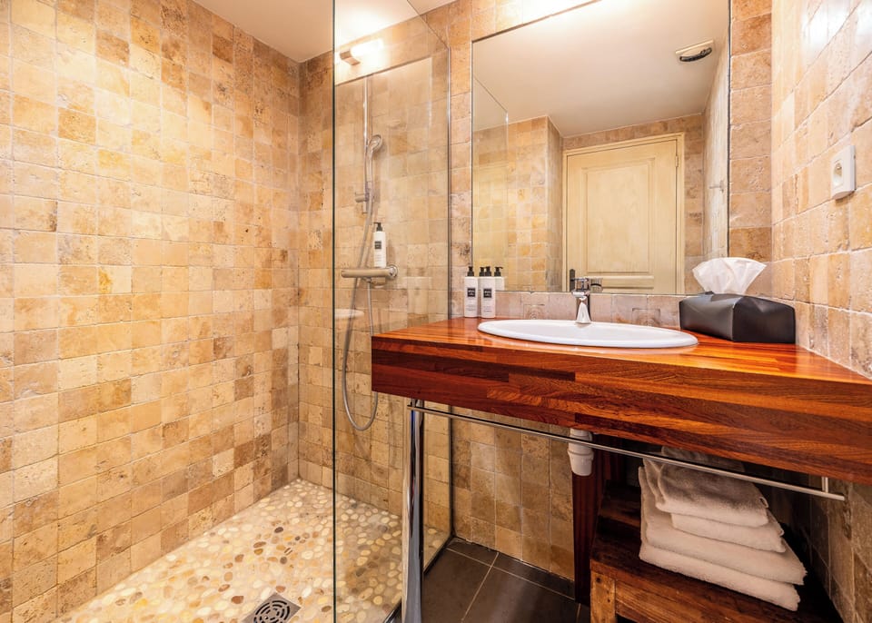 Superior Double Room | Bathroom | Free toiletries, hair dryer, towels, soap