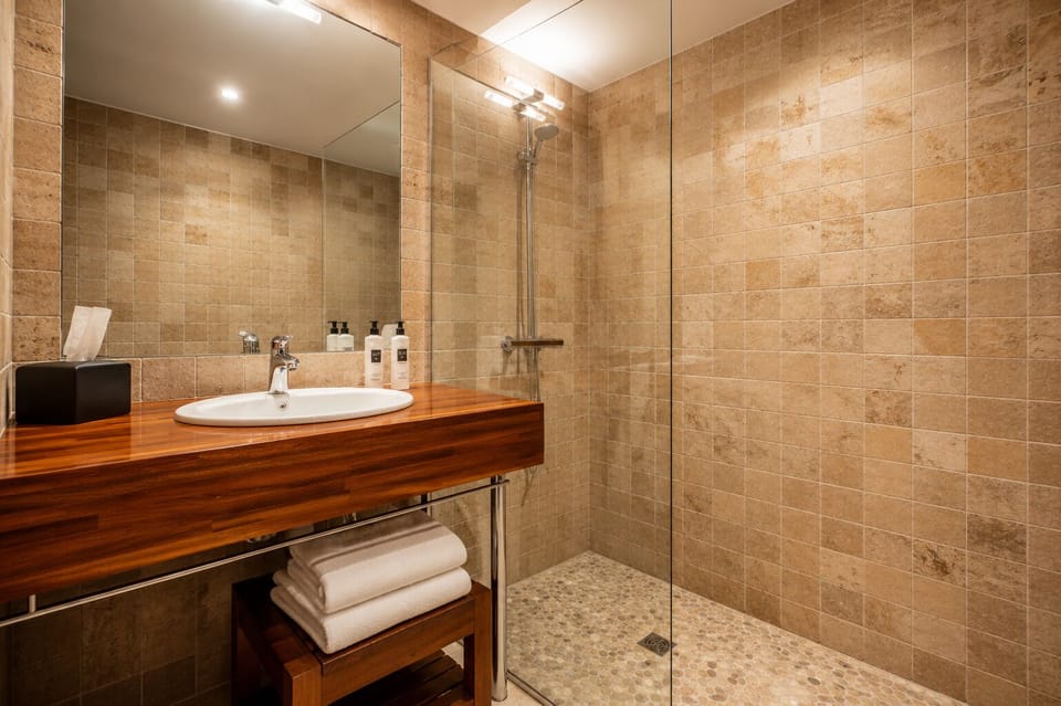 Suite Junior, 1 lit double, vue sur la ville Panoramique | Bathroom | Free toiletries, hair dryer, towels, soap