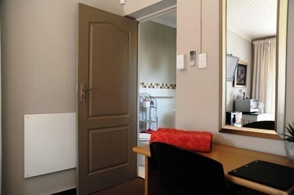 Comfort Room, 1 Bedroom | Living area | 32-inch flat-screen TV with satellite channels, TV