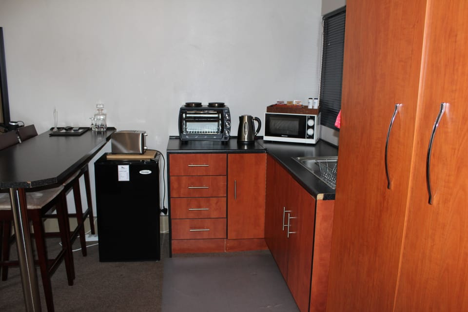 Family Room | Living area | 32-inch flat-screen TV with satellite channels, TV