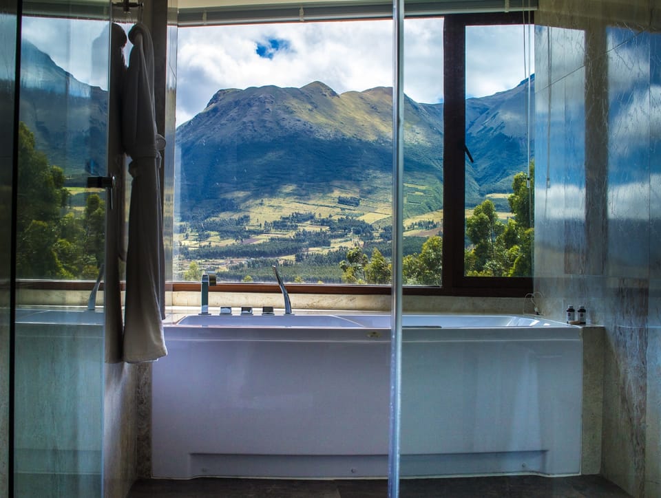 Shower, rainfall showerhead, free toiletries, hair dryer
